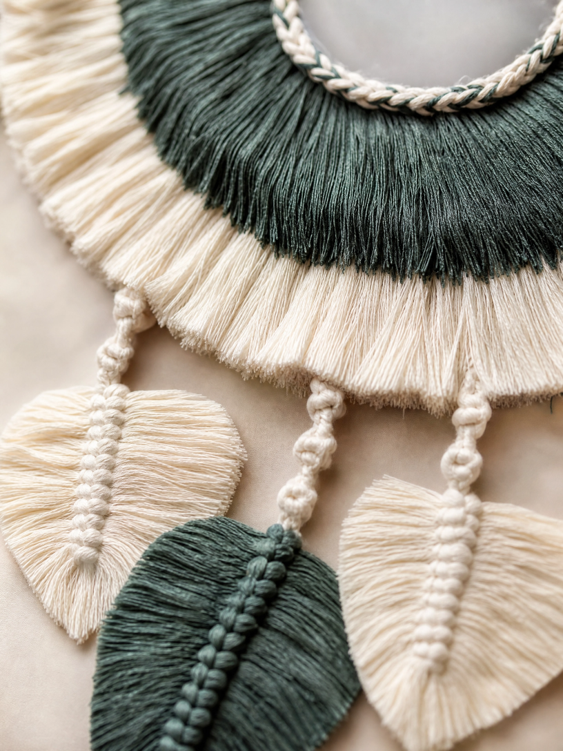 Espelho Artesanal em Macramê Verde e Cru Decoração Boho com Folhas Decorativas - Imagem 3
