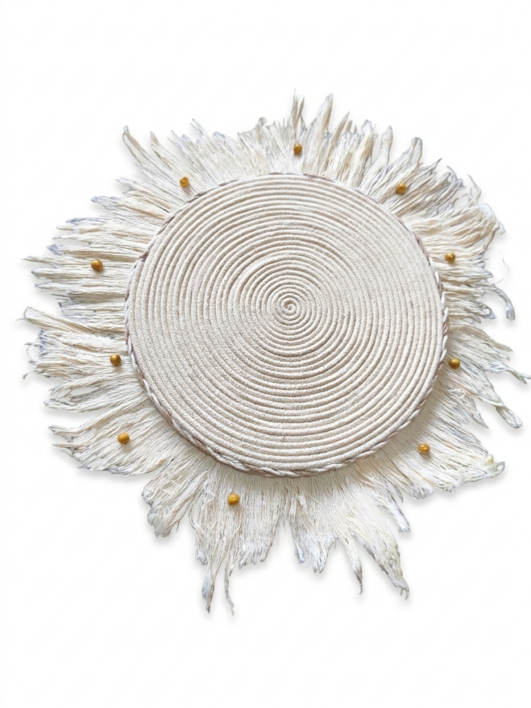 Decoração de Parede Macramê Boho com Miçangas Douradas - Arte Artesanal
